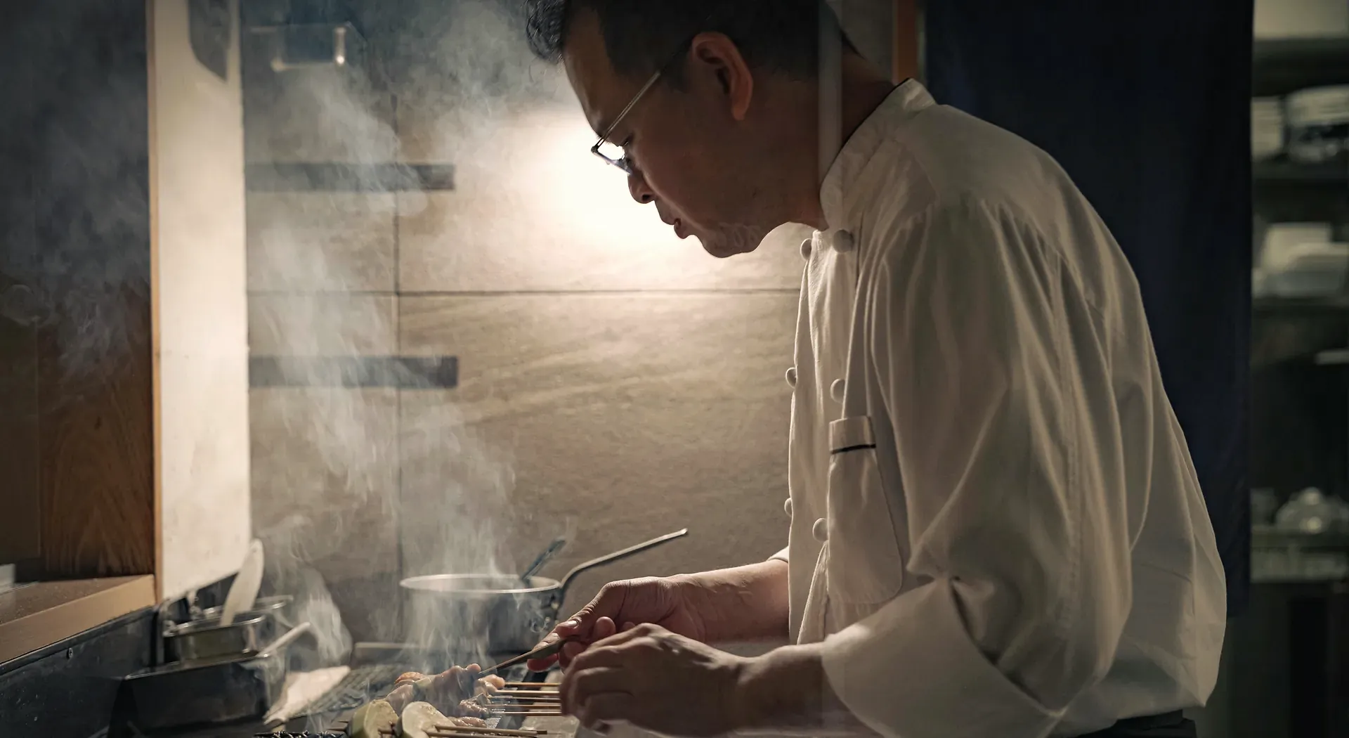 站在烧烤台前的Yakitori Suzune店主