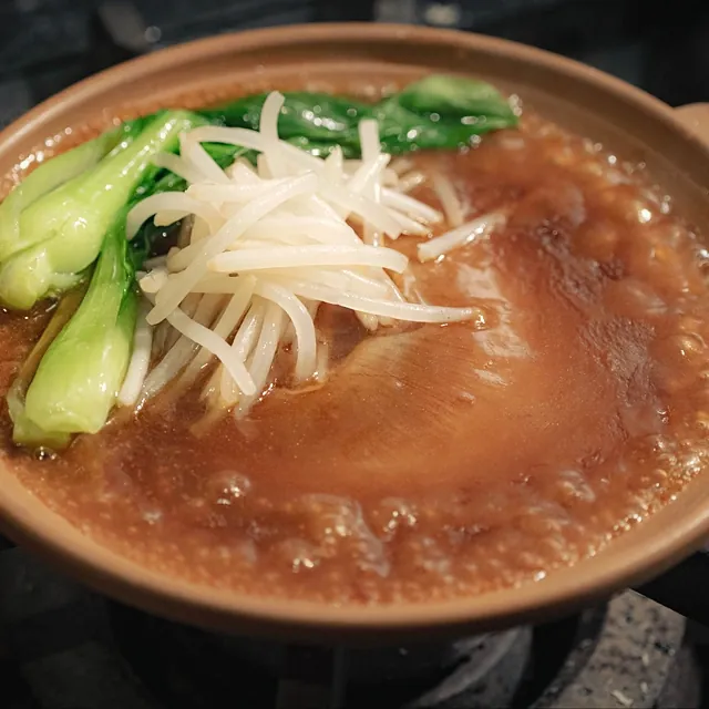 Shark fin simmering in a clay pot over the flame at Yakitori Suzune