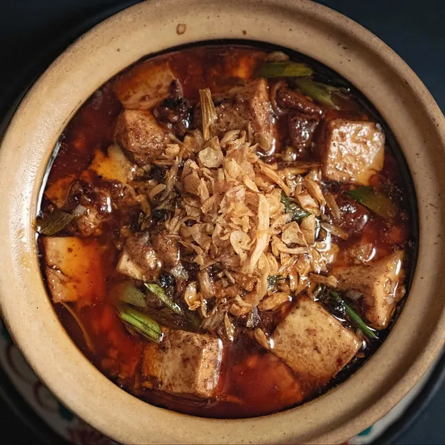 Mapo tofu in a clay pot at Yakitori Suzune, seen from above