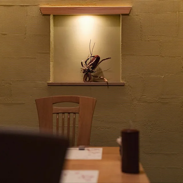 The alcove display in a private room at Yakitori Suzune