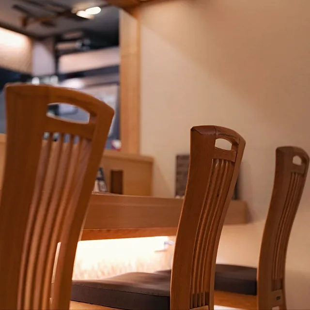 Chairs at the counter of Yakitori Suzune