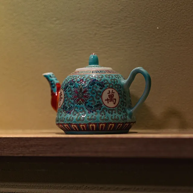 A teapot on the shelf at Yakitori Suzune