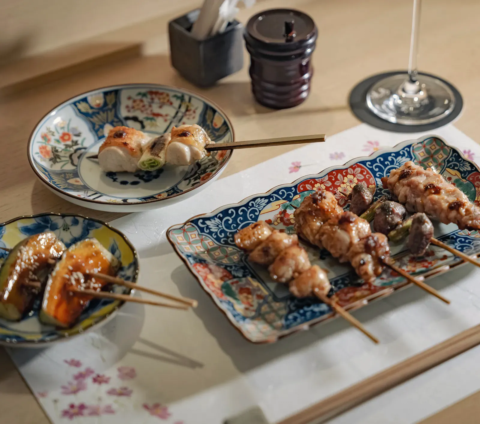 Yakitori Suzune 카운터에 놓인 꼬치와 잔