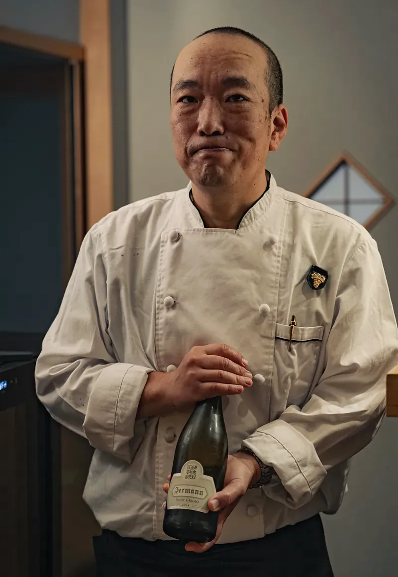 와인 병을 든 Yakitori Suzune의 직원