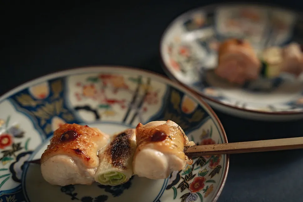 Yakitori Suzune의 채색 접시에 담은 네기마