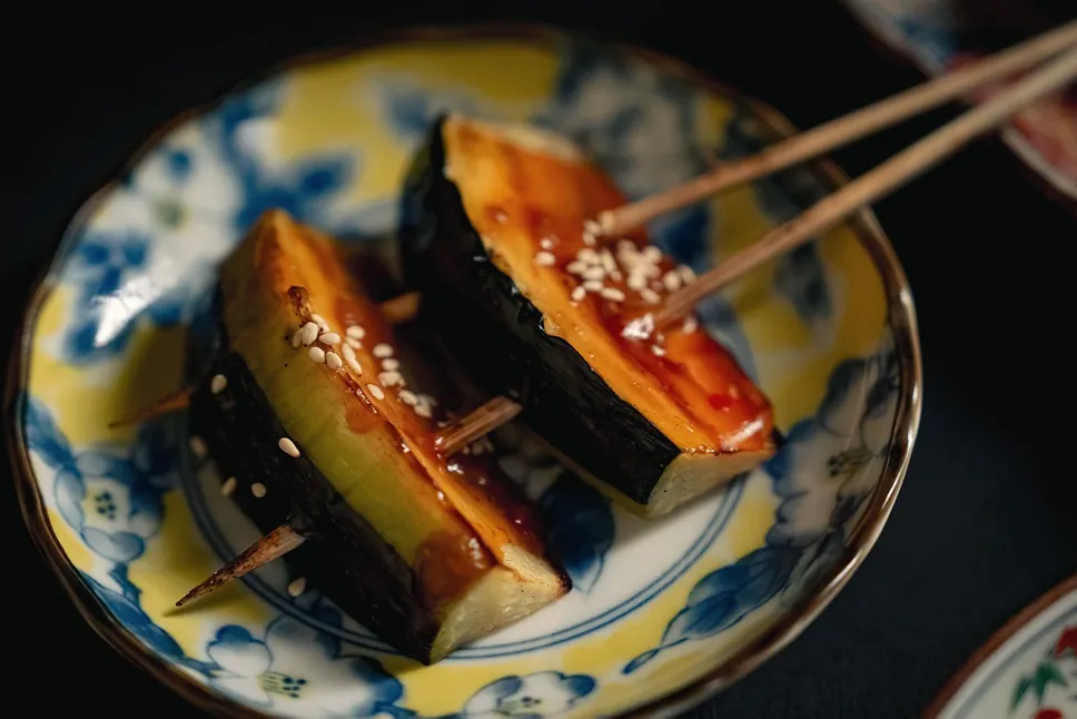 Yakitori Suzune의 참깨를 올린 가지 꼬치