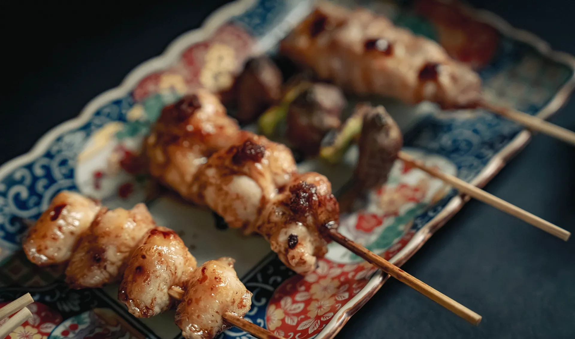 Yakitori Suzune의 긴 접시에 담은 꼬치