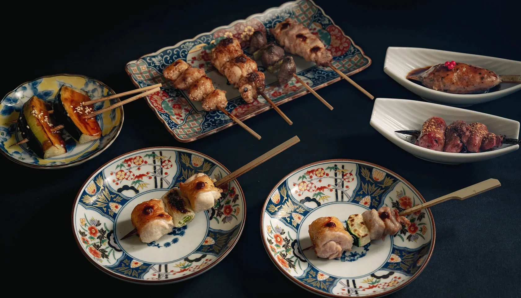 꼬치와 요리를 차린 Yakitori Suzune의 식탁