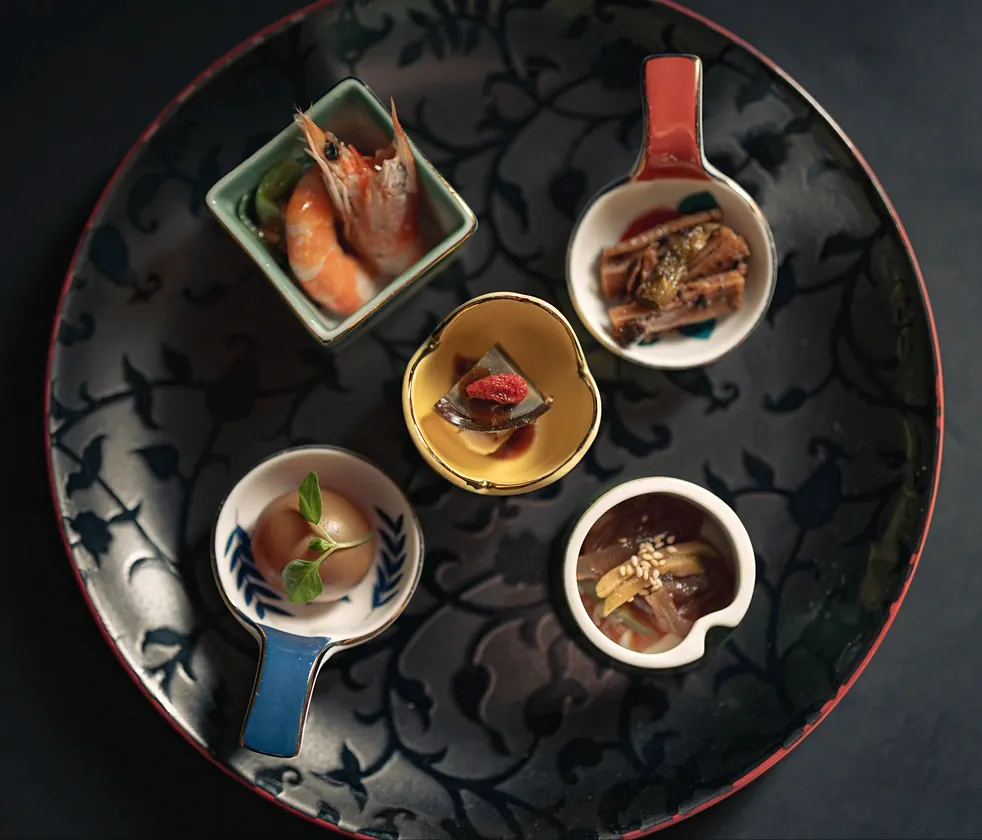 Yakitori Suzune의 큰 접시에 담은 전채