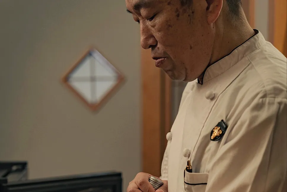 와인 병을 여는 Yakitori Suzune의 직원